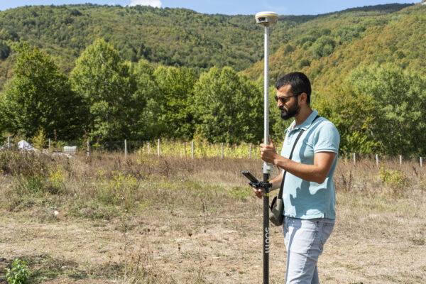 Özgür Harita’nın GNSS ölçüm cihazıyla arazi çalışması